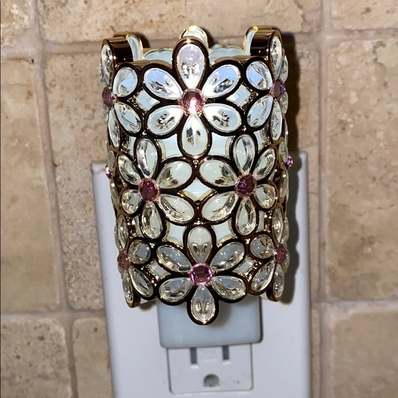 GEMSTONE FLOWERS NIGHTLIGHT
Wallflowers Plug In - Picture 9 of 11